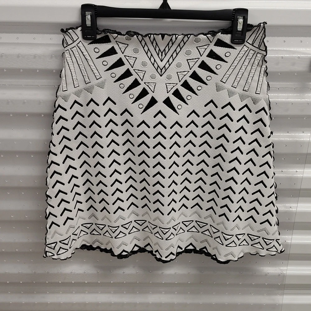 HAYSTACKS FULLY REVERSIBLE LIGHTWEIGHT STRETCHY SKIRT: B//W  Women's Size Medium